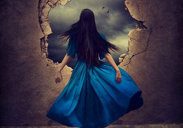 穴から外を見る青いドレスの女性