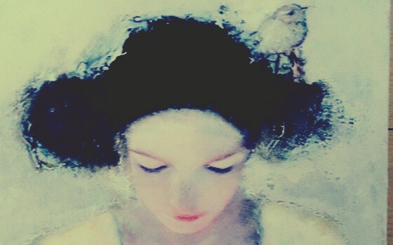 頭が鳥の巣の女性