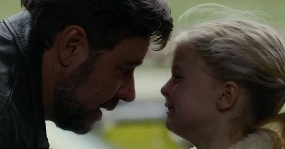 泣いている少女と父親