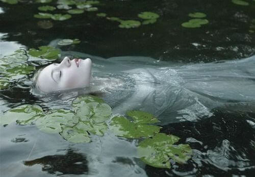 池に浮かぶ女性