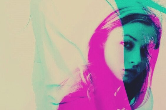 ピンクの女性の影