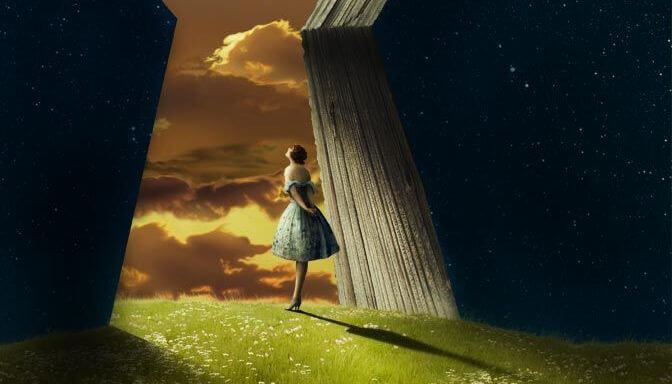 鍵穴型に開いた空間から外を見る女性