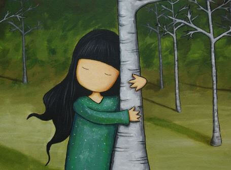 木に抱き着く女の子