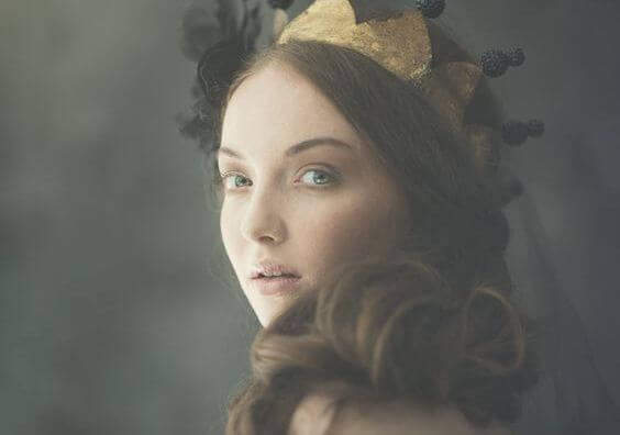 王冠をつけた女性