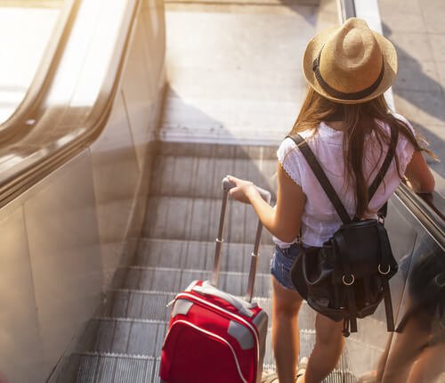 旅に出る女性