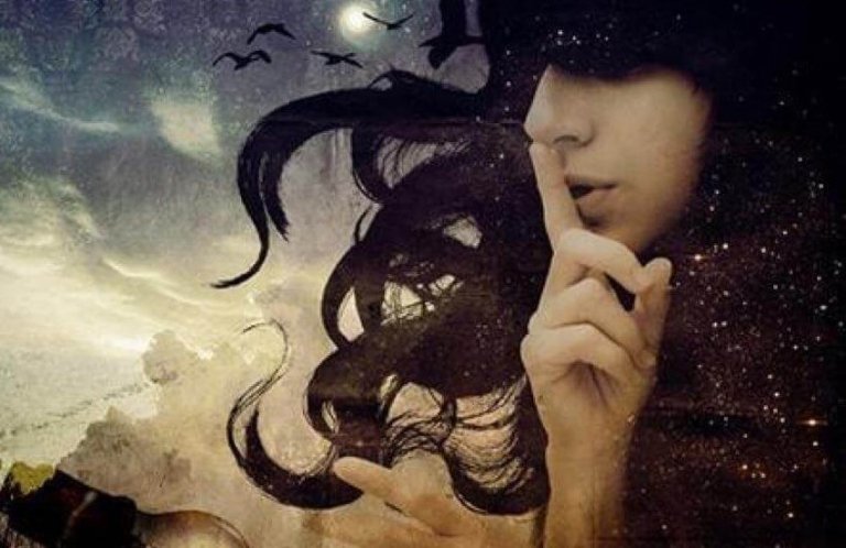 沈黙させる女性と夜空