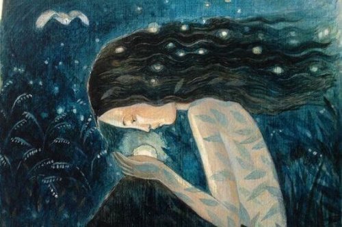 座り込む女性