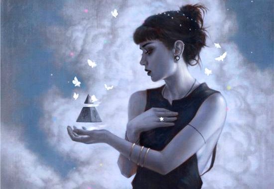 三角の入れ物を手にする女性