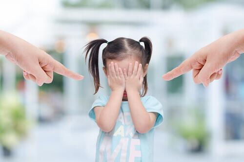 子供を指さす有害な親