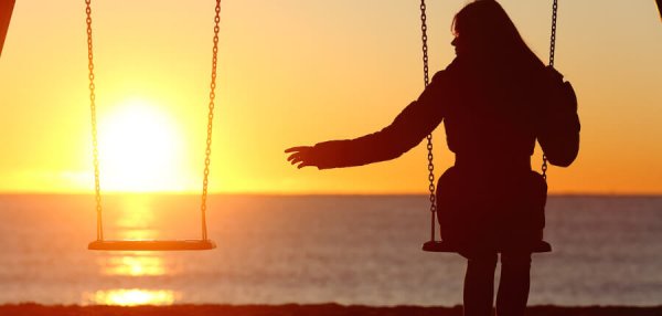 ブランコに乗る女性