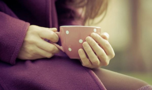 マグカップを手にする女性