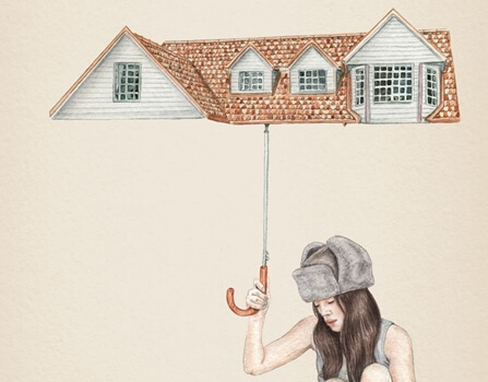 屋根の傘をさす女性