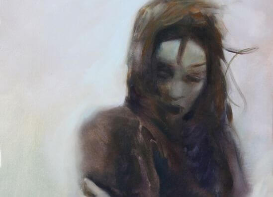 肩を抱える女性