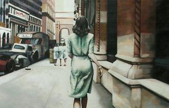 道を歩く女性