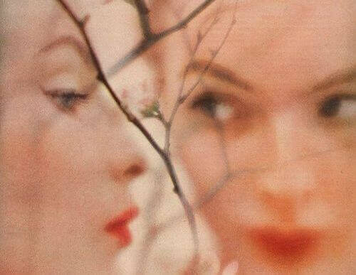 木の枝と二人の女性の顔