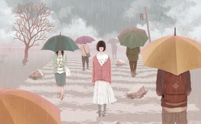 雨の道を濡れながら歩く女性