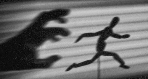 手の影が襲い掛かる