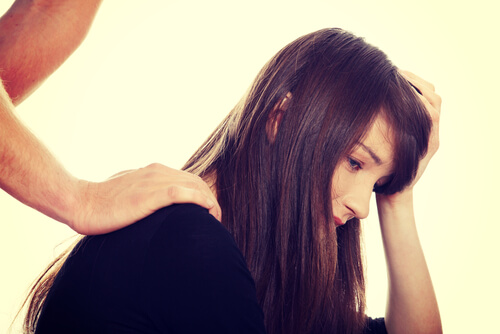 頭を抱える女性