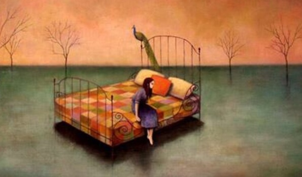 ベッドのふちに座る少女