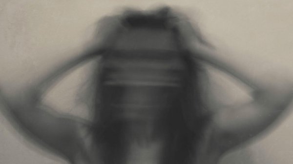 不安な女性の影