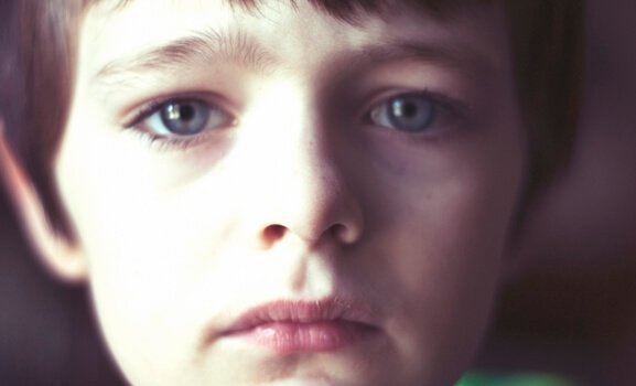 悲しげな少年