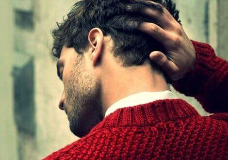 赤いセーターの男性