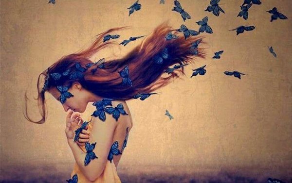 青い蝶に覆われた女性