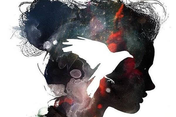 黒いシルエットに浮かぶカラス