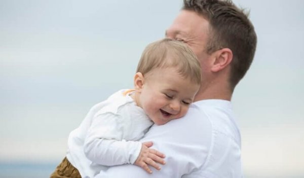 父親に抱かれる赤ちゃん