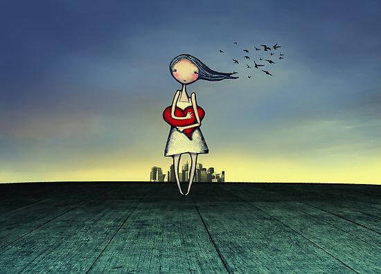 ハートを抱える女性