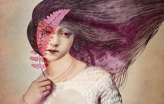 シダで顔を覆う女性