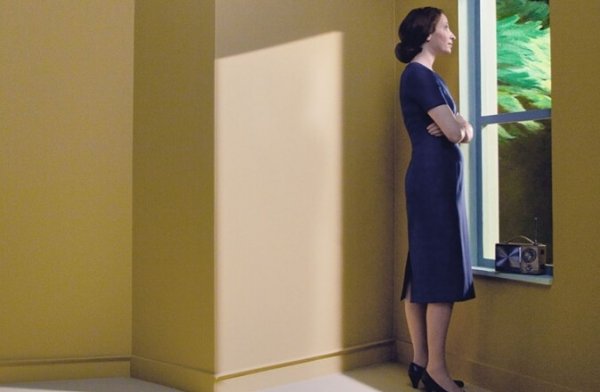 窓の外を見る女性