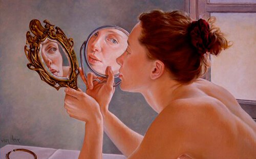 二つの手鏡を覗く女性