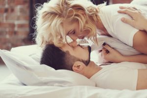 ベッドで抱き合うことの美しさ