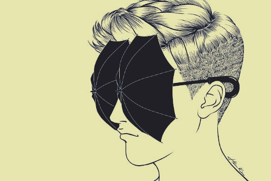 傘で目を隠した男性