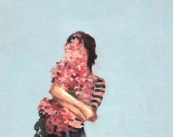 自分をハグする花の女性