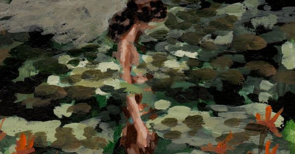 緑の中を歩く女性