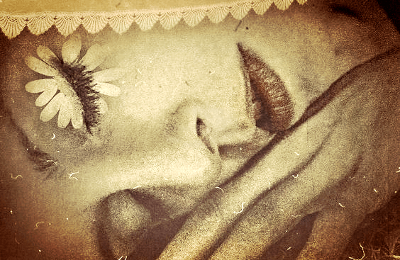 目を閉じた女性