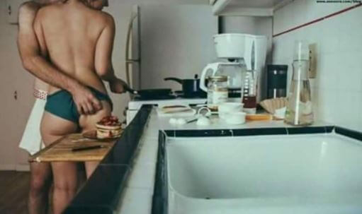 キッチンで裸の二人