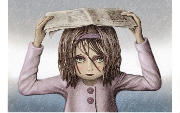 新聞紙で雨をしのぐ少女