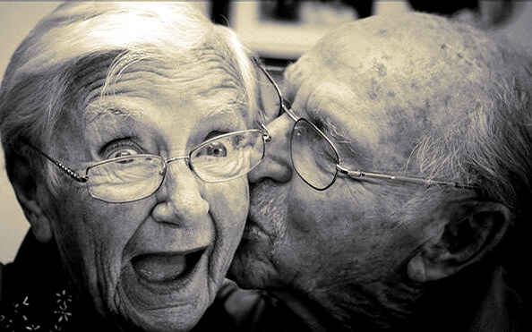 老人夫婦のキス