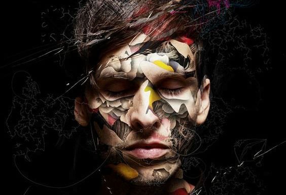 男性の顔に映る絵