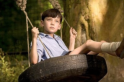 ブランコに乗る男の子