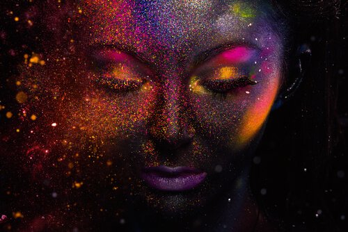 宇宙に浮かぶ女性の顔