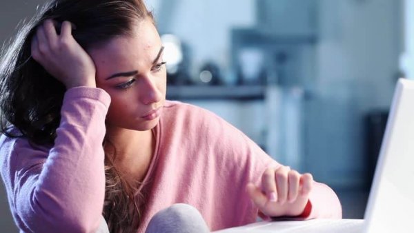 パソコンに向かう10代