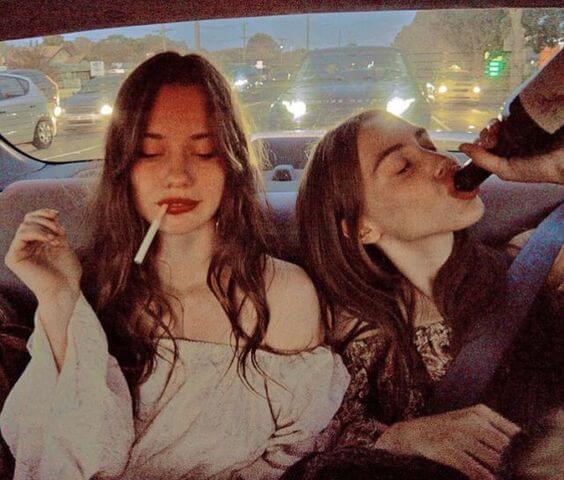 禁酒喫煙する２人の少女