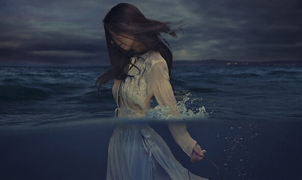 海に沈む女性