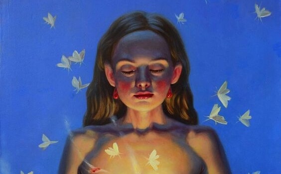 光の蝶を持つ女性