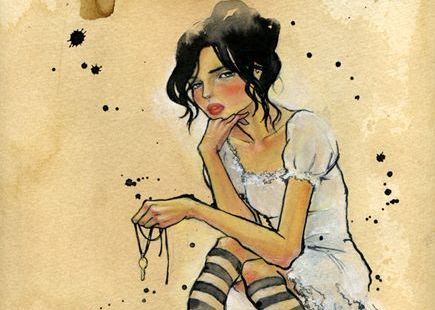 鍵のネックレスを手にする女性