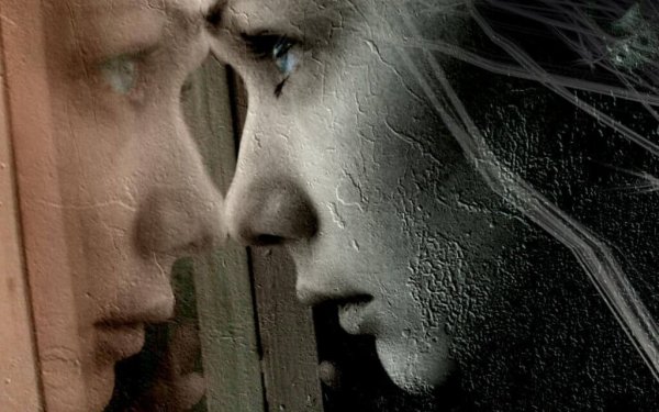 鏡を凝視する女性